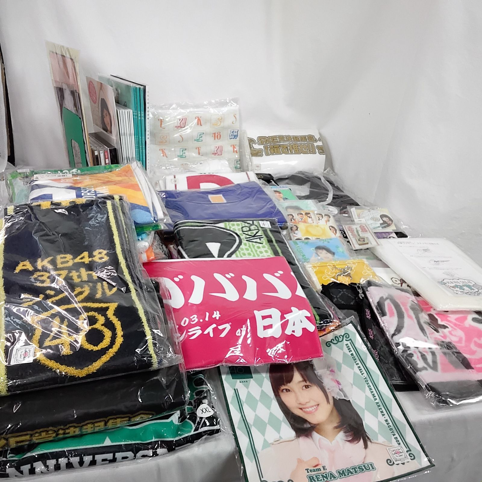 AKB48 SKE48 グッズ まとめ売り いろいろ CD 写真 写真集 ユニフォーム タオル クリアファイル タオル Tシャツ ユニフォーム 未開封 未使用 等いろいろ W142