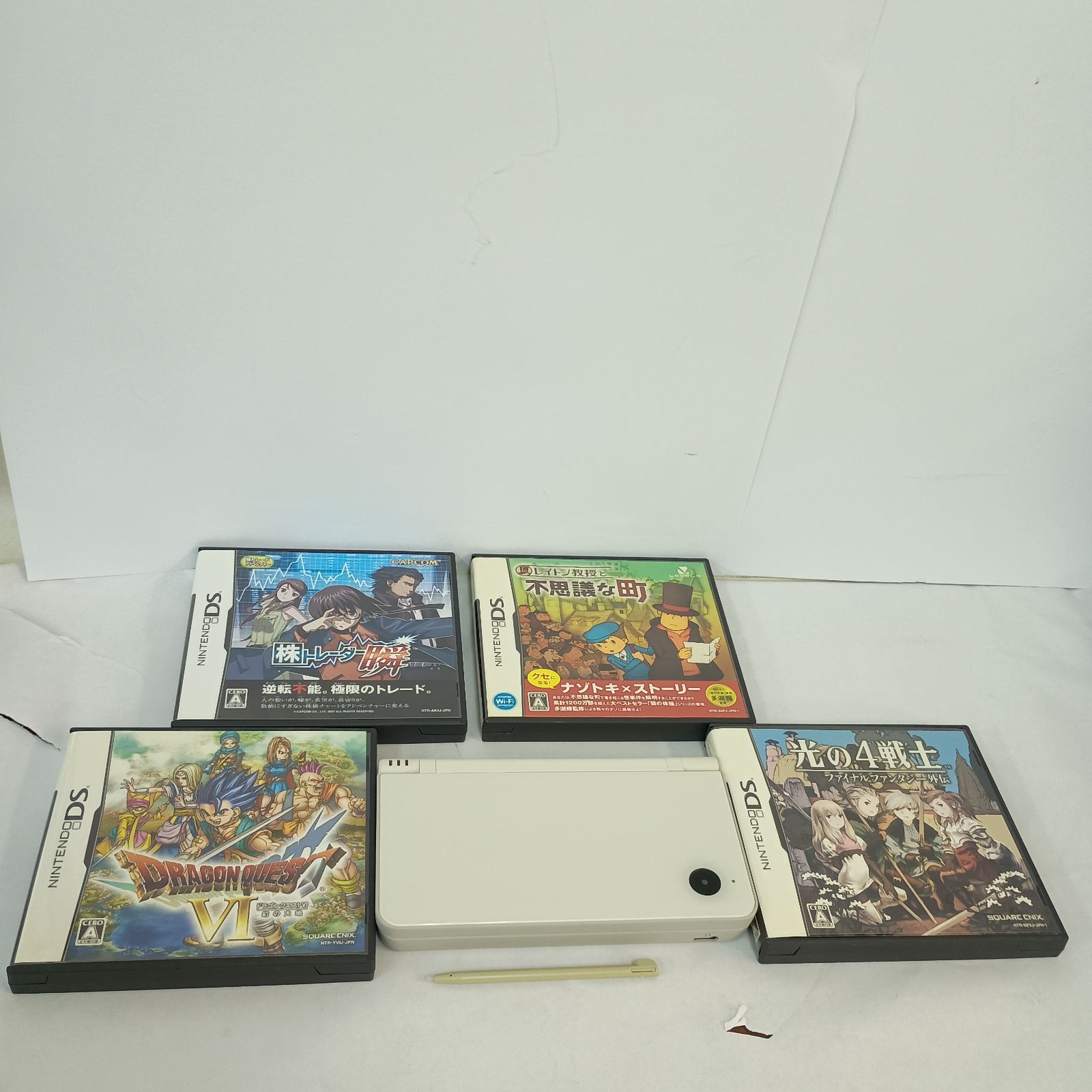 Nintendo DSi LL 本体タッチペン ソフト4本セット ホワイト ACアダプター欠品 通電起動初期化済 ドラクエ6 光の4戦士 株トレーダー レントン教授 任天堂 DS