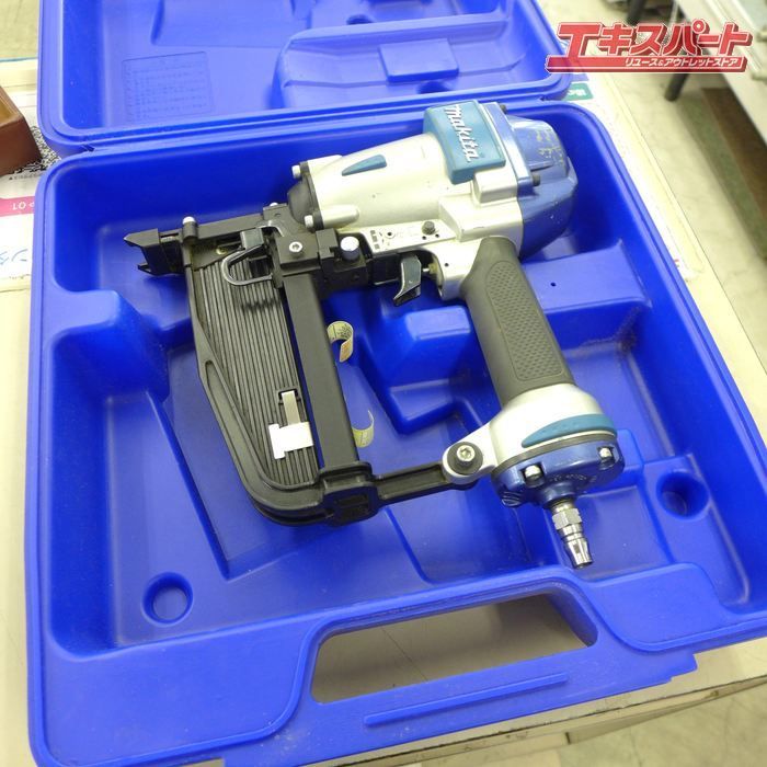 現状 ジャンク makita マキタ フローリング用 エアタッカ ケース付 