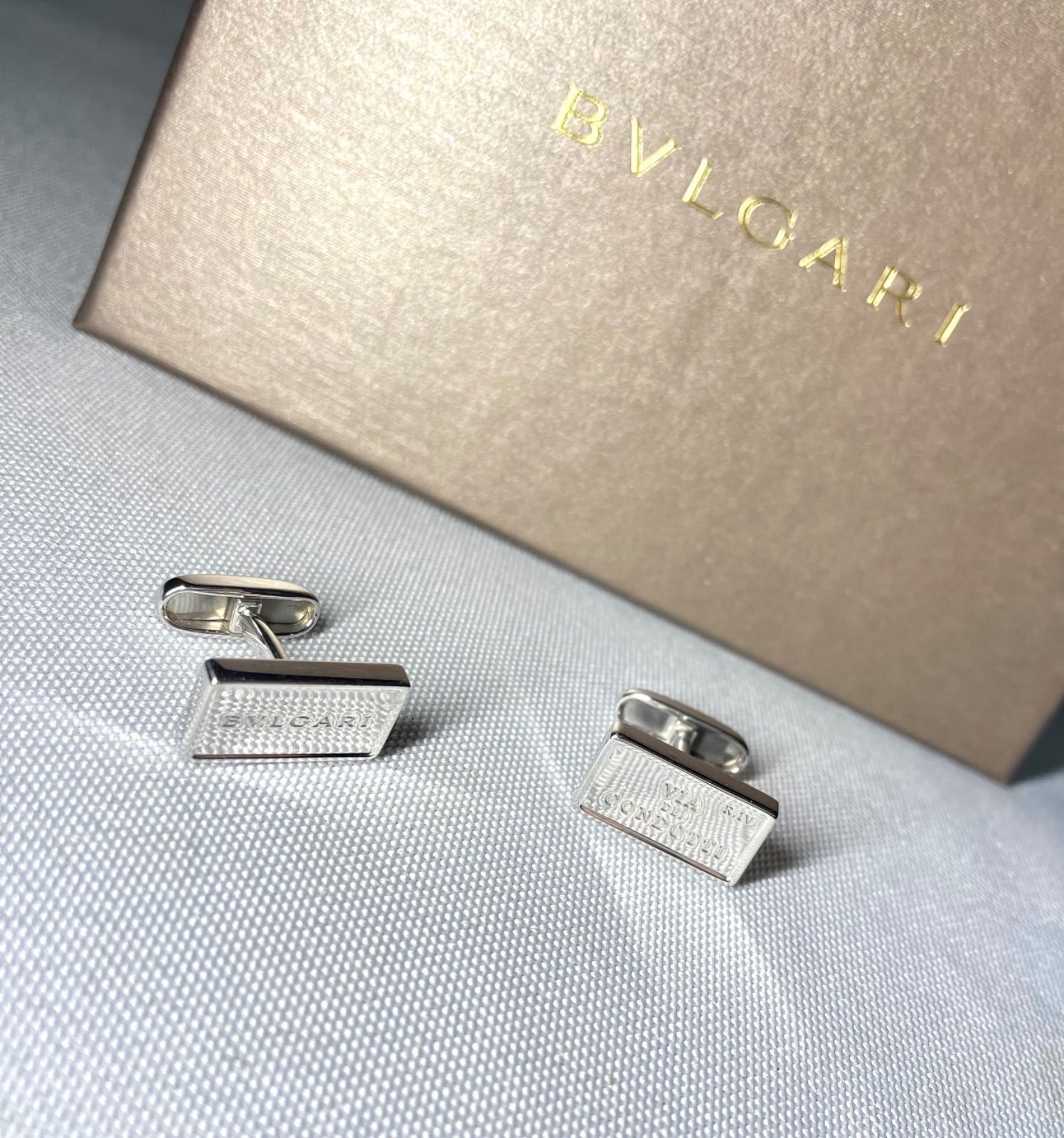 BVLGARI ブルガリ カフスリンクス シルバー925 ラピスカラー ロゴ刻印 BVLGARI ブルガリ ブルガリブルガリ ラピスラズリ カフス K18ホワイト
