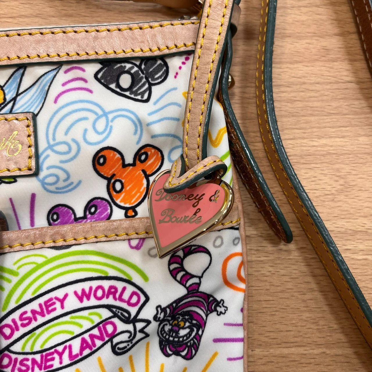 MK110 【ER263】 ドゥ―二―アンドバーク Dooney ＆ Bourke ディズニー柄 