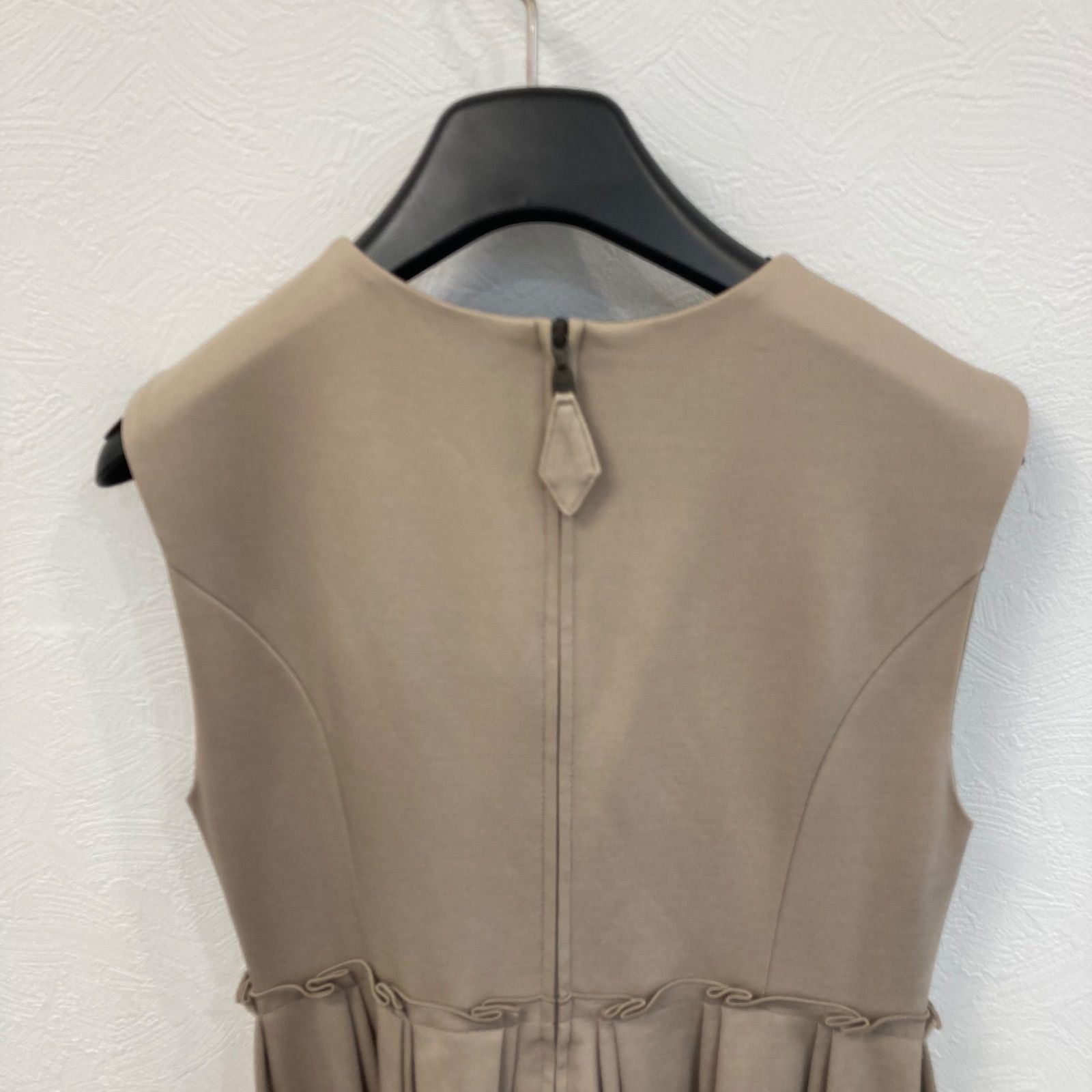 FOXEYnewyork ノースリーブ ワンピースロゴプレートモカベージュ 38 FOXEY NEW YORK フォクシー ニューヨーク ノースリーブワンピース ロゴ