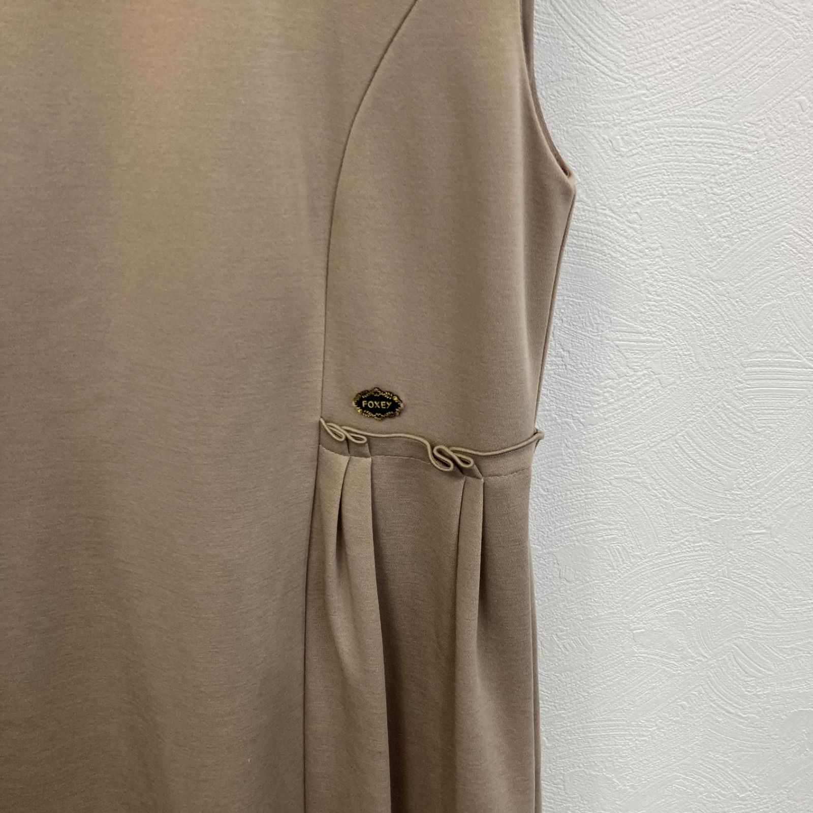 FOXEYnewyork ノースリーブ ワンピースロゴプレートモカベージュ 38 FOXEY NEW YORK フォクシー ニューヨーク ノースリーブワンピース ロゴ