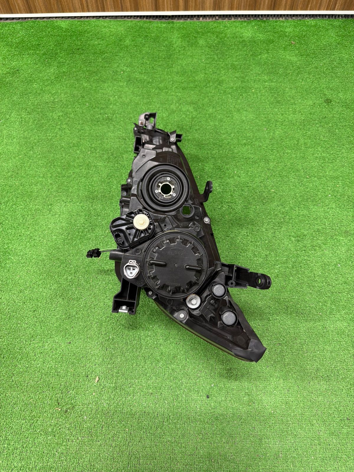 トヨタ ウィッシュ ZGE20 純正 右側 ヘッドライト ICHIKOH 68-16 (487