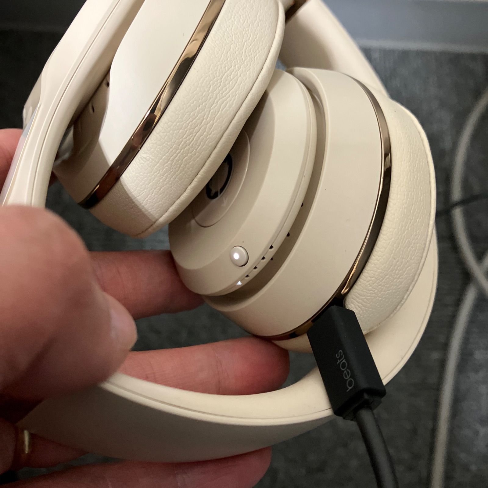 新品！beats solo3 Wireless ヘッドホン カラー; Satin Gold - メルカリ