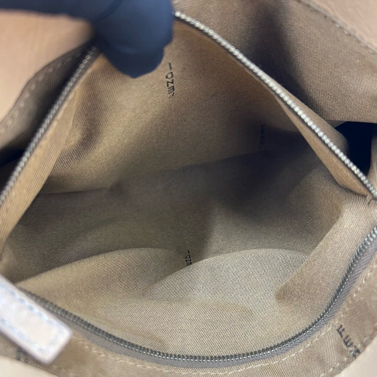 極 美品 保存袋付 FENDI フェンディ FF ロゴ モチーフ 金具 レザー 本
