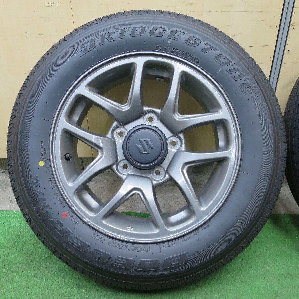 新車外し スズキ ジムニー JB64 純正タイヤ4本セット 175/80R16 ブリヂストン DUELERデューラー H/L 2025年48週・49週製造 スズキ ジムニー（JB64）】DUELER A/T002 ホイールセット取付 | 店舗お