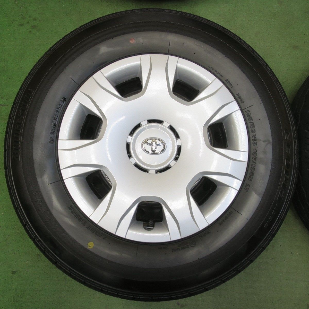 【BS RD613 195/80R15 107/105N LT】夏タイヤ【トヨタ 200系ハイエース 純正ホイール 15インチ 6J6HPCD139.7+35】23年製 バリ溝　(MTC932)クレジットカード QRコード決済可能 新車外し！23年☆トヨタ 200系 ハイエース 純正 スチール 195/80R15
