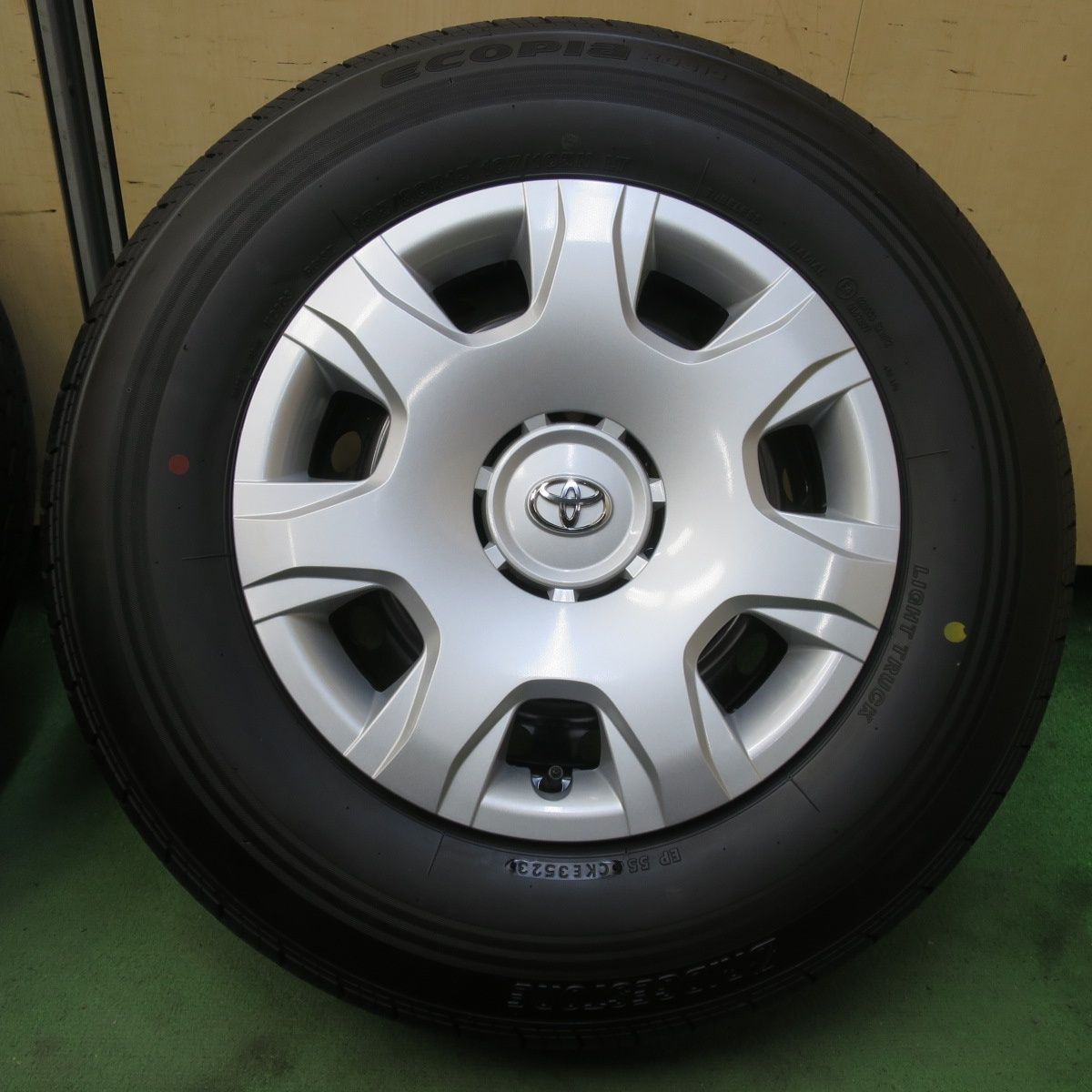 新車外し！23年☆トヨタ 200系 ハイエース 純正 スチール 195/80R15 