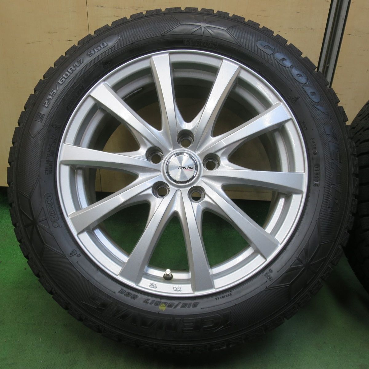 バリ溝！23年！キレイ！9分☆スタッドレス 215/60R17 グッドイヤー