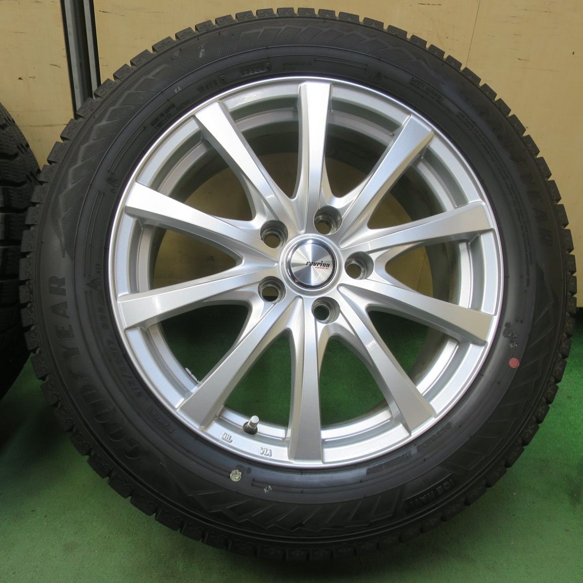 バリ溝！23年！キレイ！9分☆スタッドレス 215/60R17 グッドイヤー