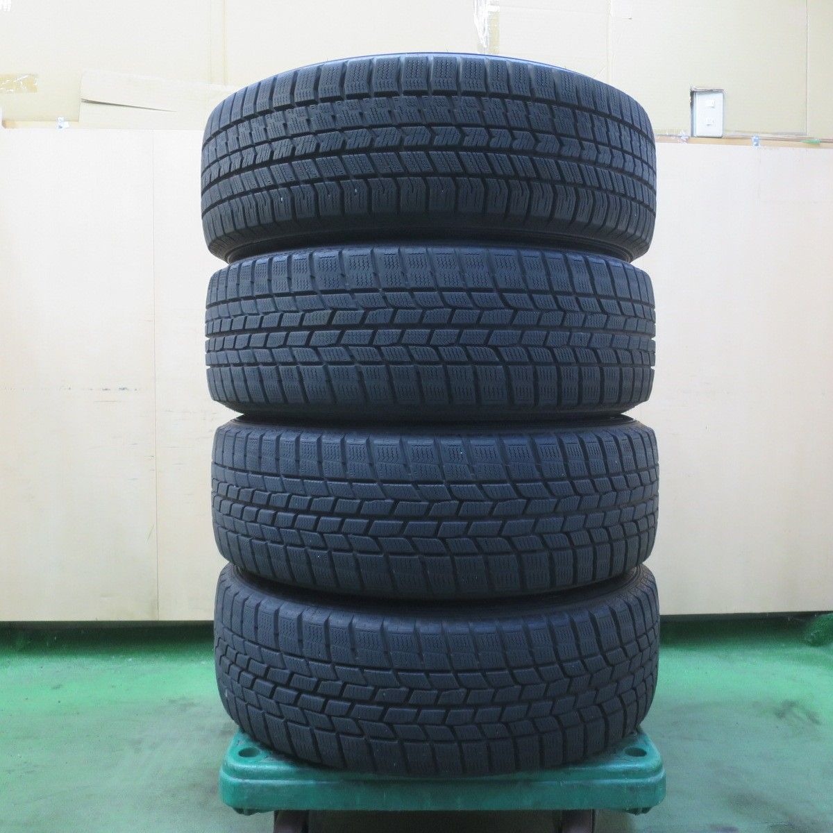 バリ溝！23年！キレイ！9分☆スタッドレス 215/60R17 グッドイヤー