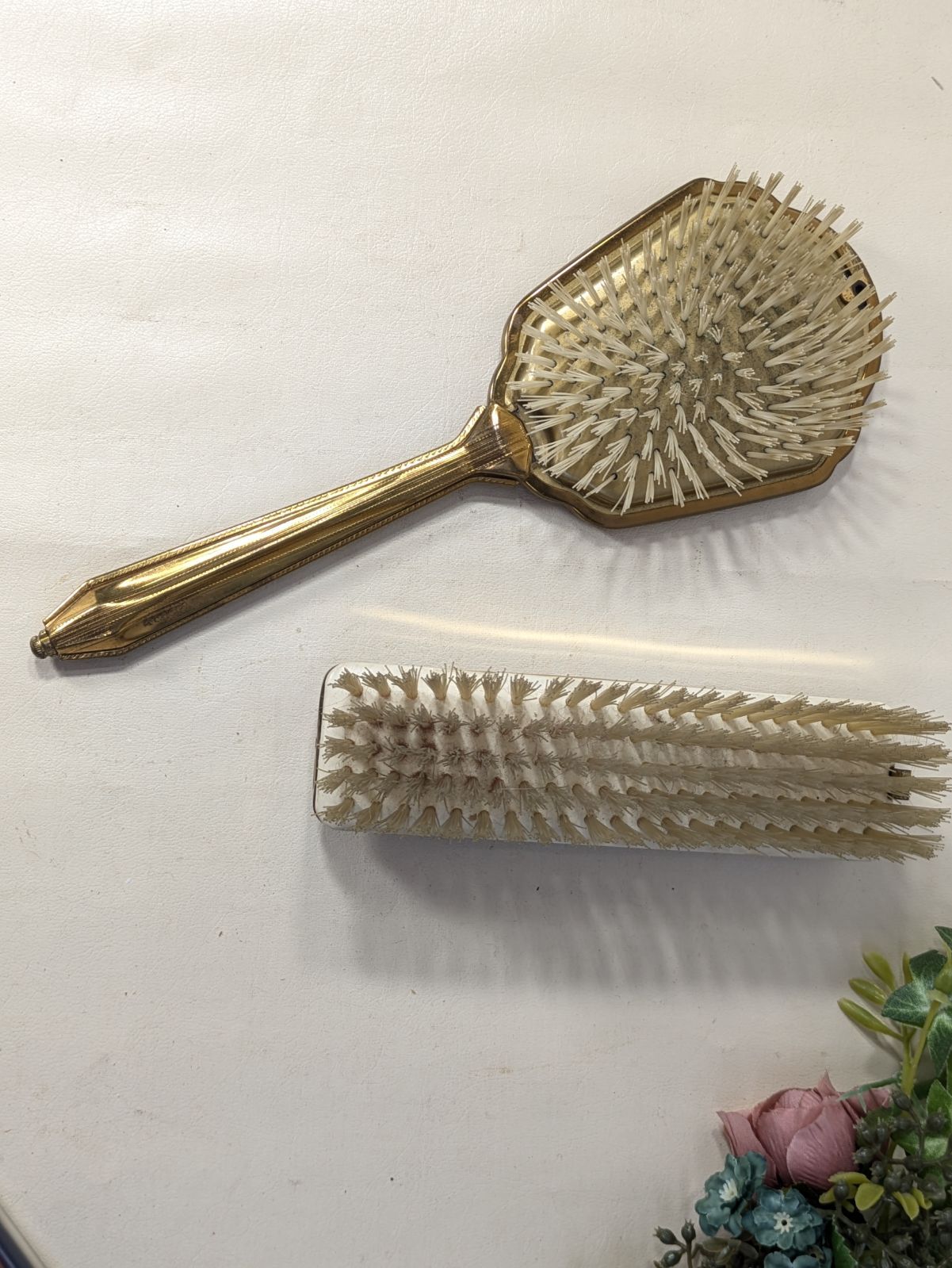 イギリス アンティーク プチポワン 金糸刺繍 ブラシ2個セット - メルカリ