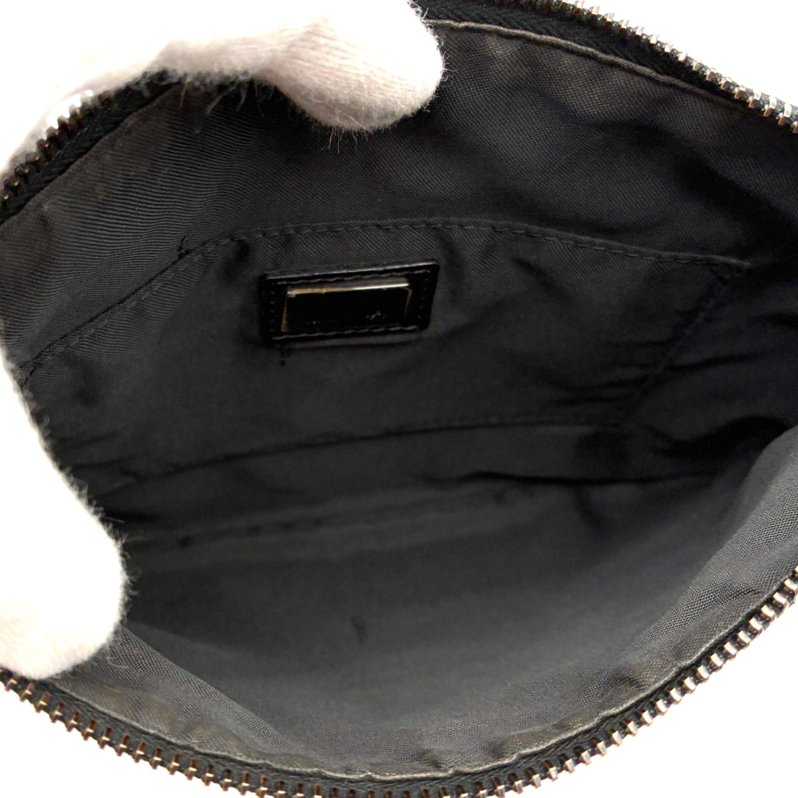 美品 FENDI フェンディ ズッカ ズッカ柄 ショルダーバッグ サコッシュ ポシェット キャンバス レザー ブラック 黒 斜め掛け 肩掛け スリム 軽量 総柄 FFロゴ メンズ レディース ユニセックス カジュアル 旅行 サブバッグ 鞄 人気 定番 美品 FENDI フェンディ ズッカ ズッカ柄 ショルダーバッグ サコッシュ