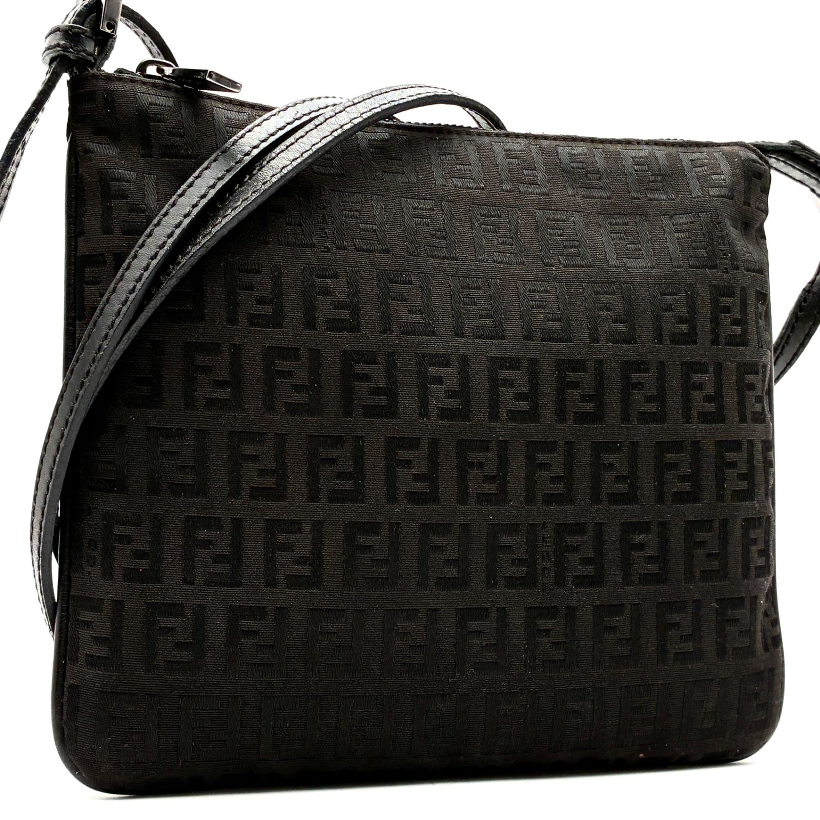 美品 FENDI フェンディ ズッカ ズッカ柄 ショルダーバッグ サコッシュ ポシェット キャンバス レザー ブラック 黒 斜め掛け 肩掛け スリム 軽量 総柄 FFロゴ メンズ レディース ユニセックス カジュアル 旅行 サブバッグ 鞄 人気 定番 美品 FENDI フェンディ ズッカ ズッカ柄 ショルダーバッグ サコッシュ