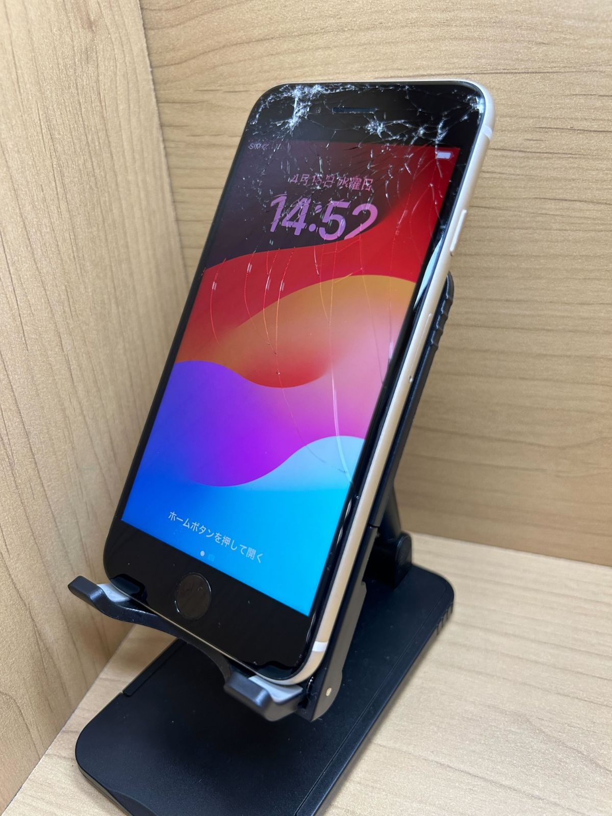 iPhone SE 3世代 64GB スターライト 画面割れ - メルカリ