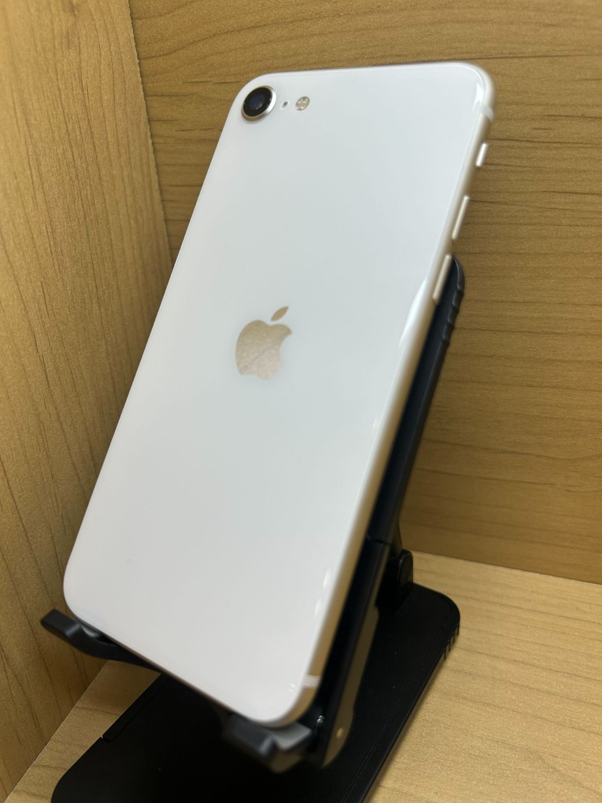 iPhone SE 3世代 64GB スターライト 画面割れ - メルカリ
