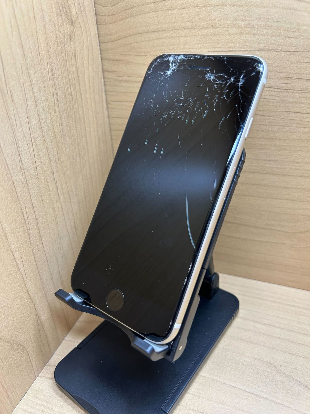 iPhone SE 3世代 64GB スターライト 画面割れ - メルカリ