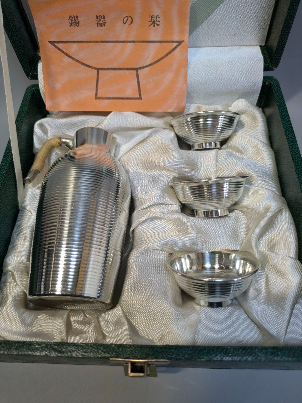 未使用品】本錫 酒器セット SK PEWTER JAPAN 錫器の栞付 徳利 盃 未使用品】本錫 酒器セット SK PEWTER JAPAN 錫器の栞付 徳利 盃