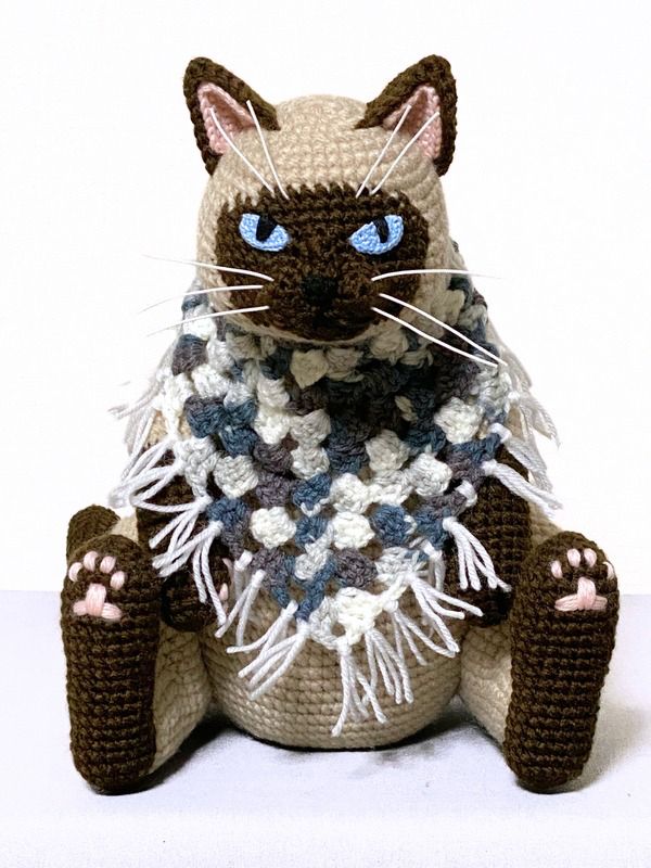 【ririan様オーダー品】まんまる猫背の黒猫さんのあみぐるみ かおかお様ご依頼品】まんまる猫背のシャム猫さんのあみぐるみ - メルカリ