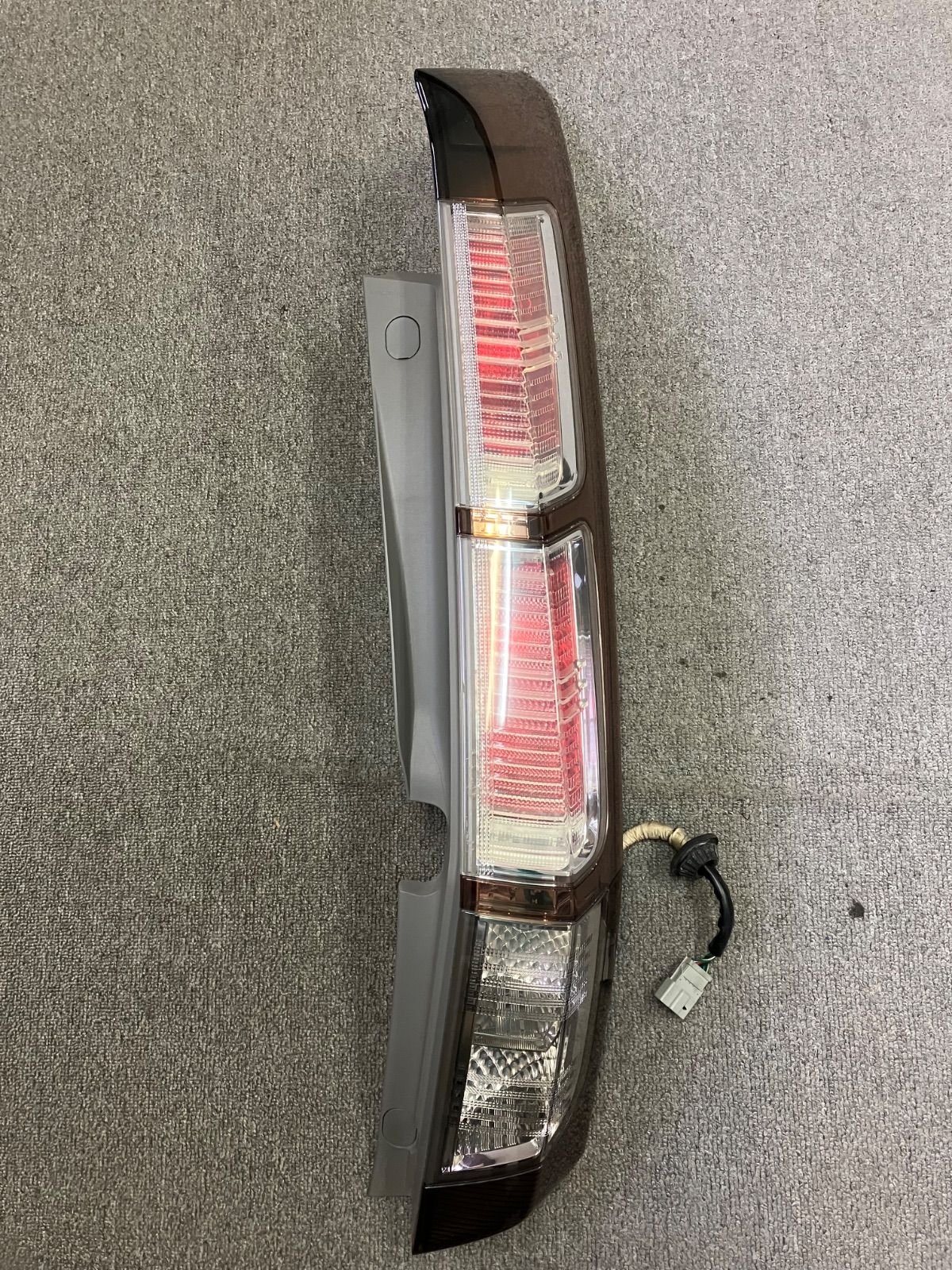 ホンダ ストリーム RN6 RN7 RN8 RN9 後期型 テールランプ 右 運転席側 