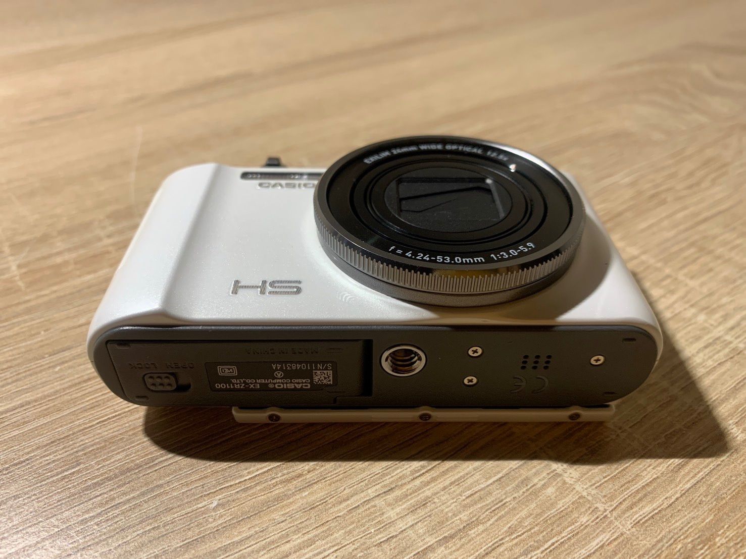 9777 Casio EXILIM EX-ZR1100 ホワイト デジカメ ジャンク品【ネ