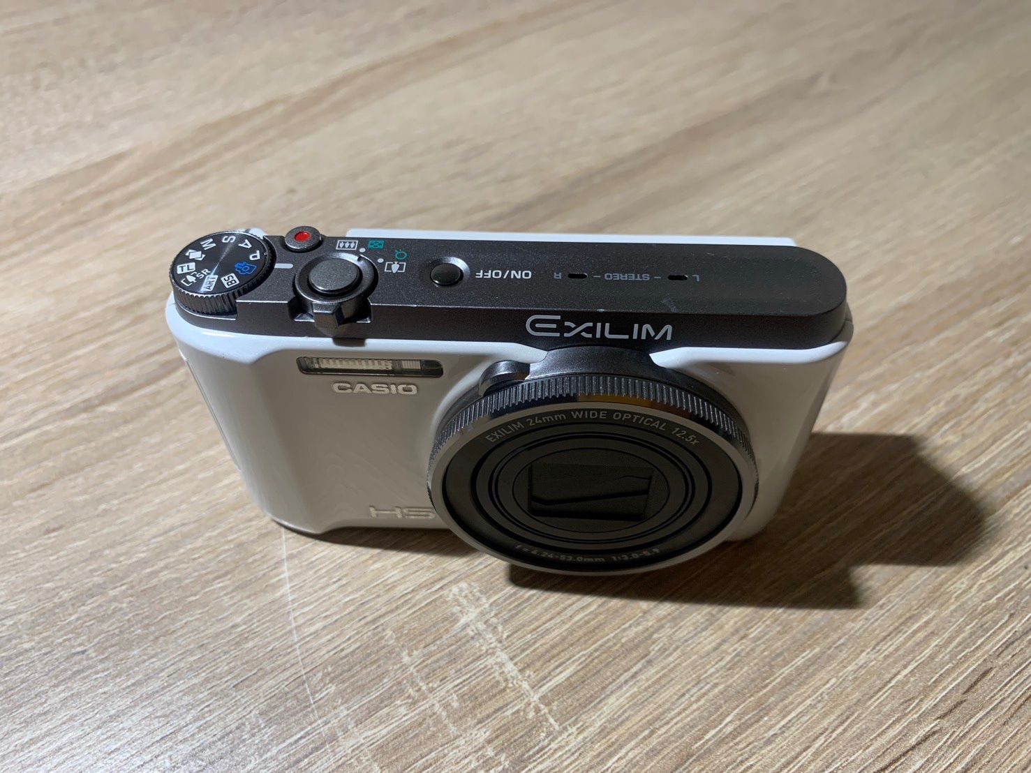 9777 Casio EXILIM EX-ZR1100 ホワイト デジカメ ジャンク品【ネ