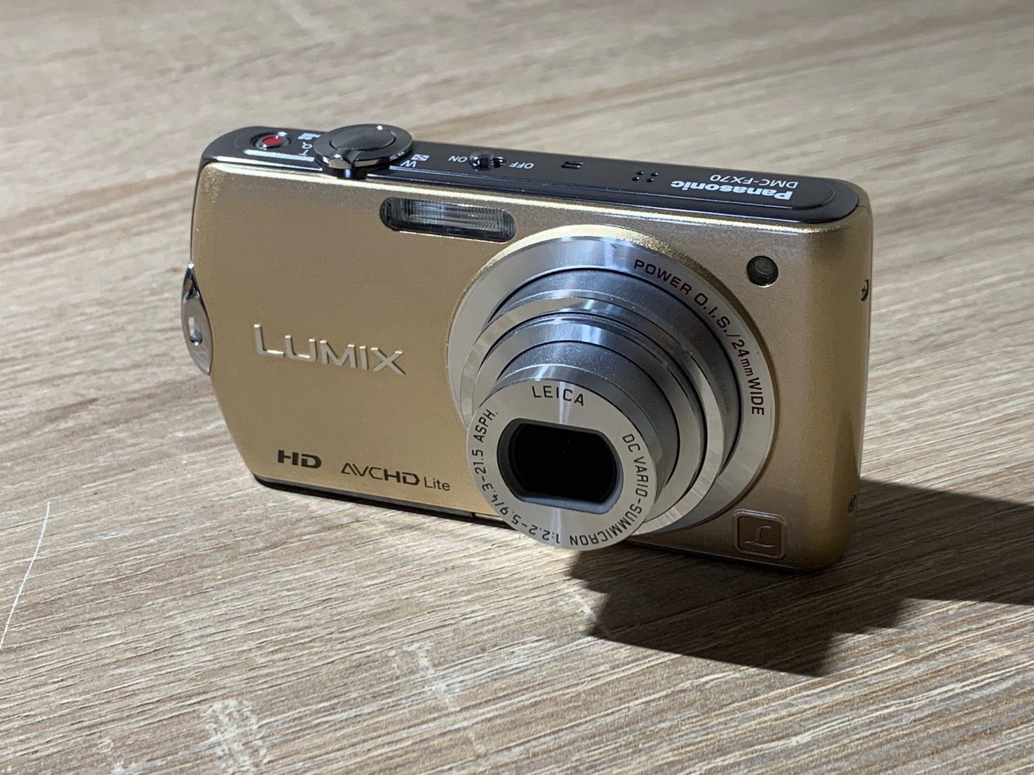 9704 Panasonic Lumix DMC-FX70 ゴールド デジカメ ジャンク品【ネ 