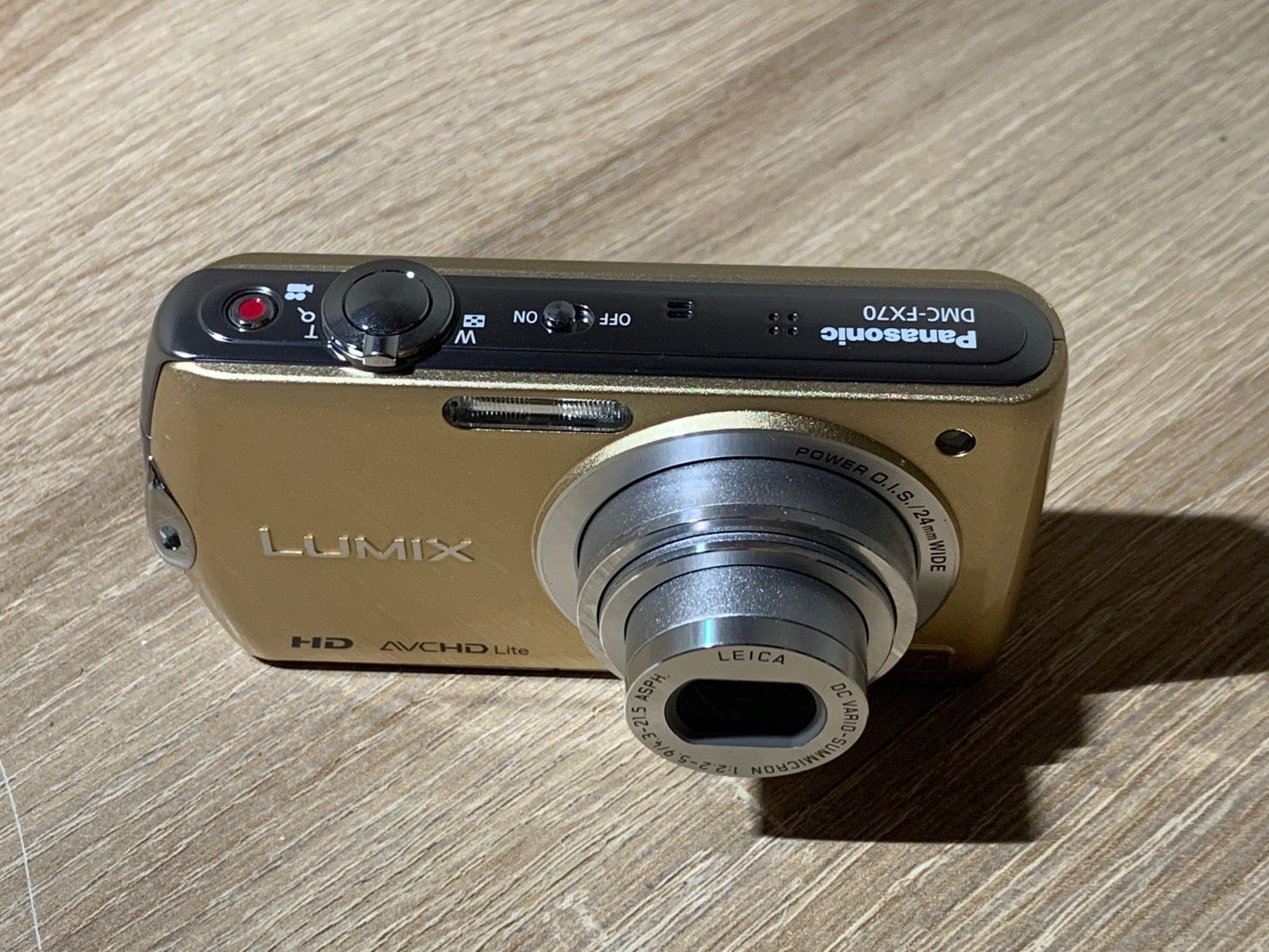 9704 Panasonic Lumix DMC-FX70 ゴールド デジカメ ジャンク品【ネ 