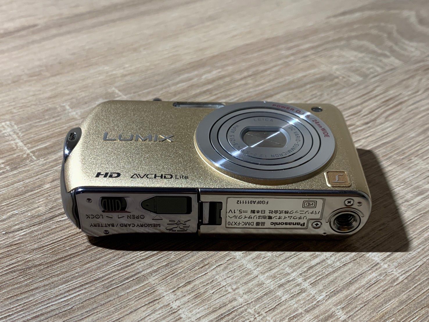 9704 Panasonic Lumix DMC-FX70 ゴールド デジカメ ジャンク品【ネ 