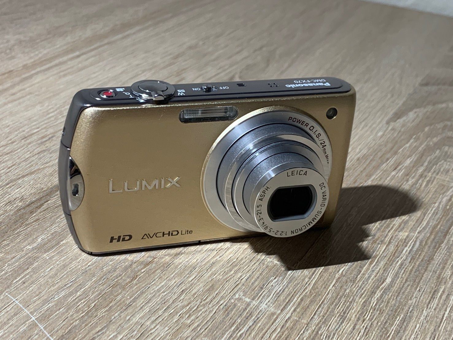 9704 Panasonic Lumix DMC-FX70 ゴールド デジカメ ジャンク品【ネ 