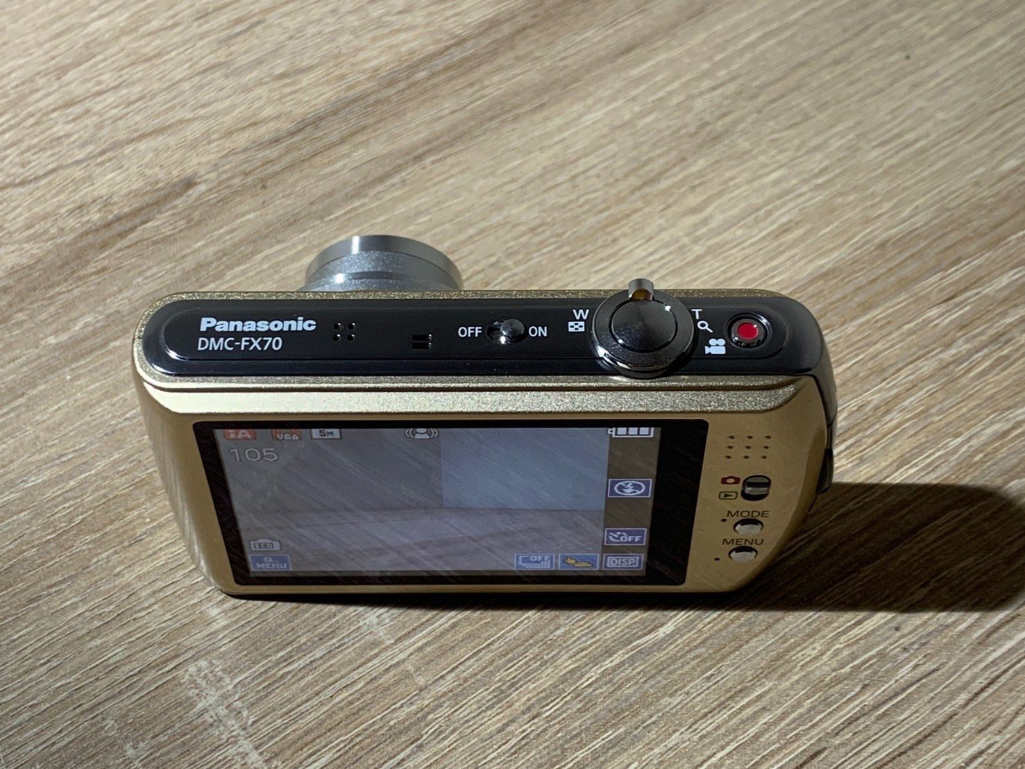 9704 Panasonic Lumix DMC-FX70 ゴールド デジカメ ジャンク品【ネ