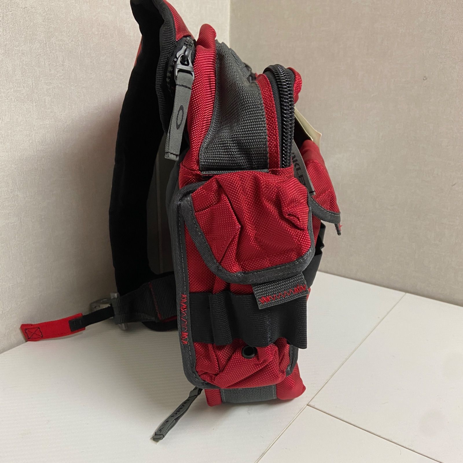 OAKLEY 2005AP マルチポケット ワンショルダー スリングバッグ 廃盤 OAKLEY 2005AP マルチポケット ワンショルダー スリングバッグ 廃盤