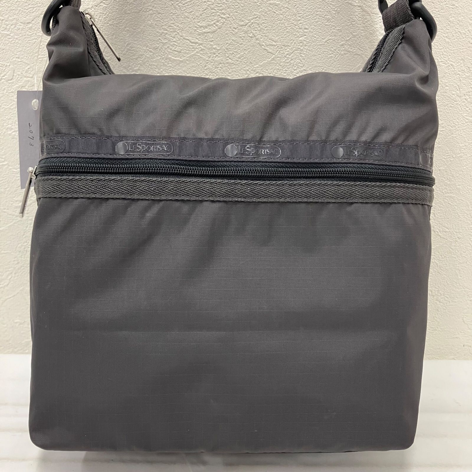 2073　LeSportsac レスポートサック　ショルダーバッグ　グレー　無地 2073 LeSportsac レスポートサック ショルダーバッグ グレー 無地