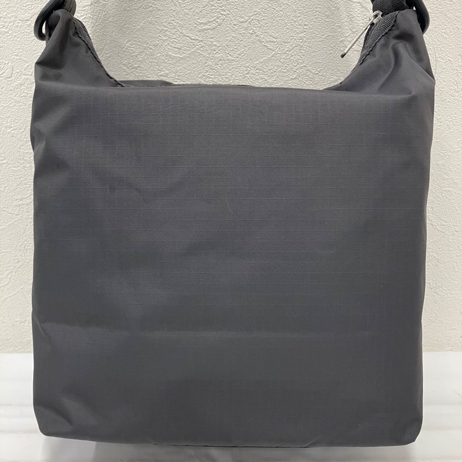 2073　LeSportsac レスポートサック　ショルダーバッグ　グレー　無地 2073 LeSportsac レスポートサック ショルダーバッグ グレー 無地