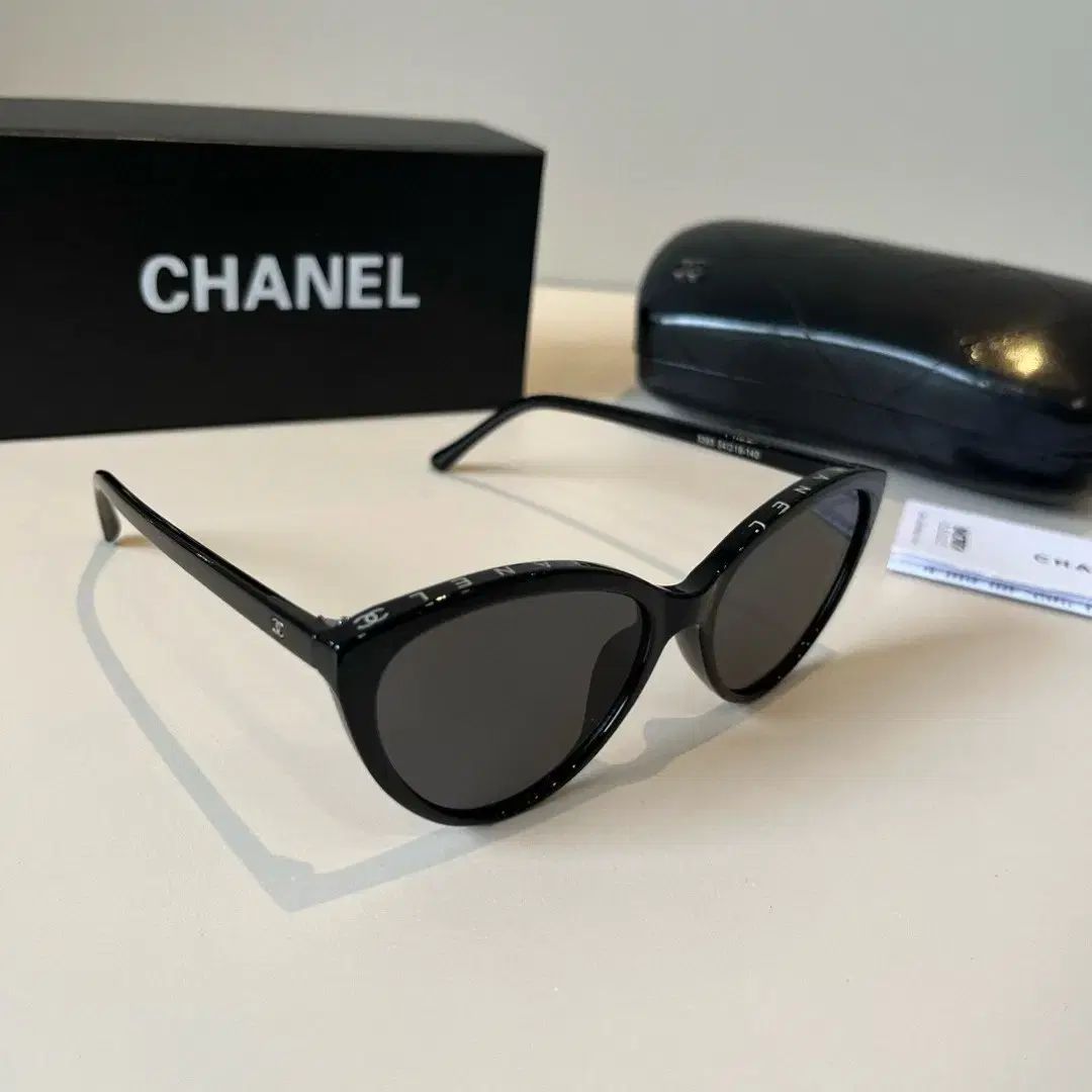 CHANEL ブラック サングラス キャットアイ CHANEL サングラス: キャッツアイ シェイプ サングラス, アセテート