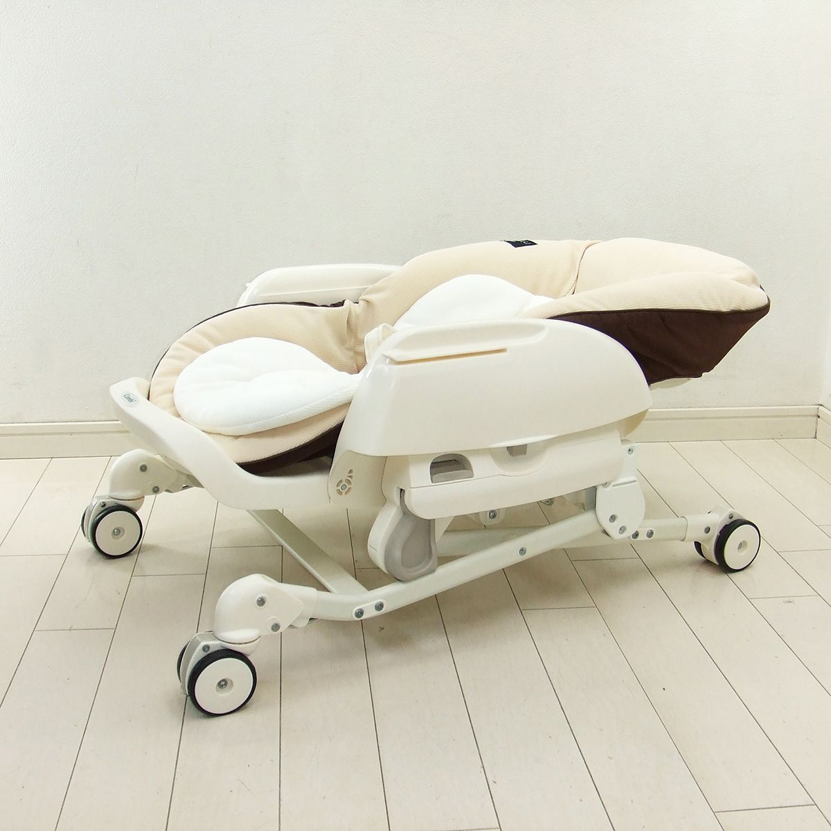 combiハイローチェア　ネムリラ手動 手動 ハイローチェア 中古 コンビ ネムリラ ラック＆チェア combi