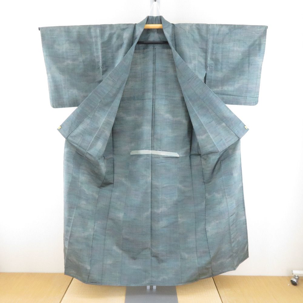 紬 着物 縦柄模様 黒色ｘ灰色 袷 広衿 正絹 カジュアル着物 仕立て上がり 身丈151cm 【キモノオフ野々市若松店】 紬 着物 縦柄模様 黒色x灰色 袷 広衿 正絹 カジュアル着物 仕立て