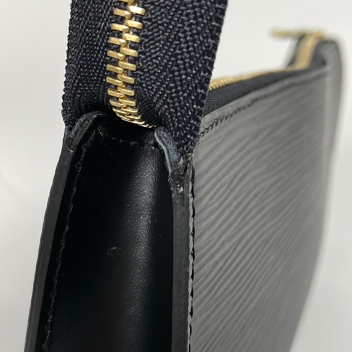 エピ ノワール アクセソワール VUITTON LOUIS 【美品】 ブラック ポシェット 袋付き 箱 ほぼ未使用 VUITTON（ルイ・ヴィトン） LOUIS バッグ