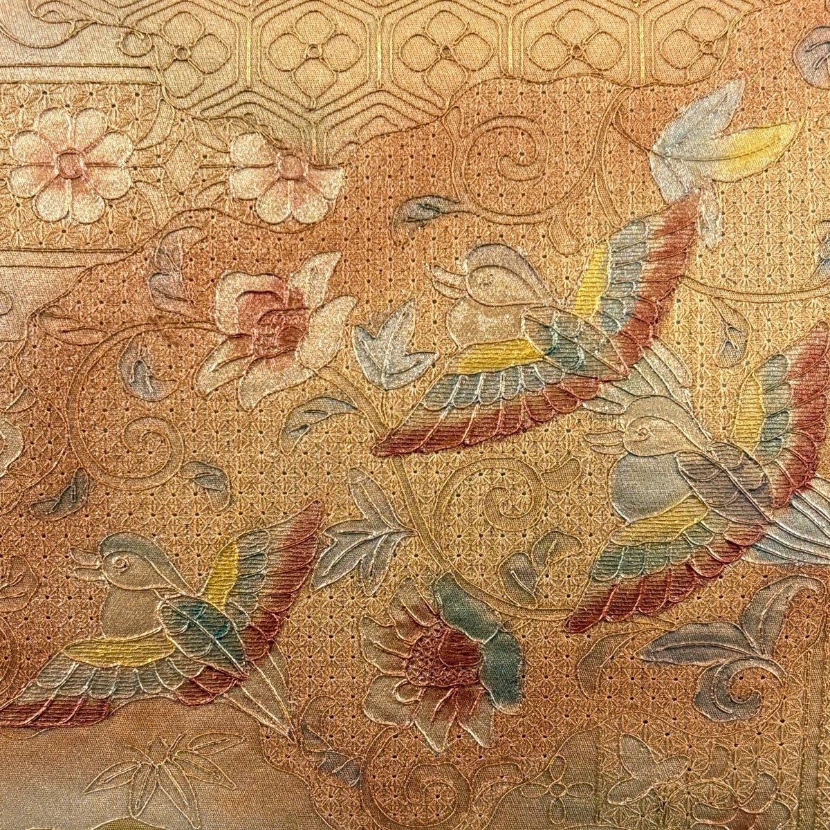 袋帯 スワトウ 刺繍 茶色 金糸 花に吉祥模様 お太鼓柄 正絹 仕立て上がり 長さ440cm 【キモノオフ野々市若松店】 袋帯 スワトウ 刺繍 茶色 金糸 花に吉祥模様 お太鼓柄 正絹 仕立て