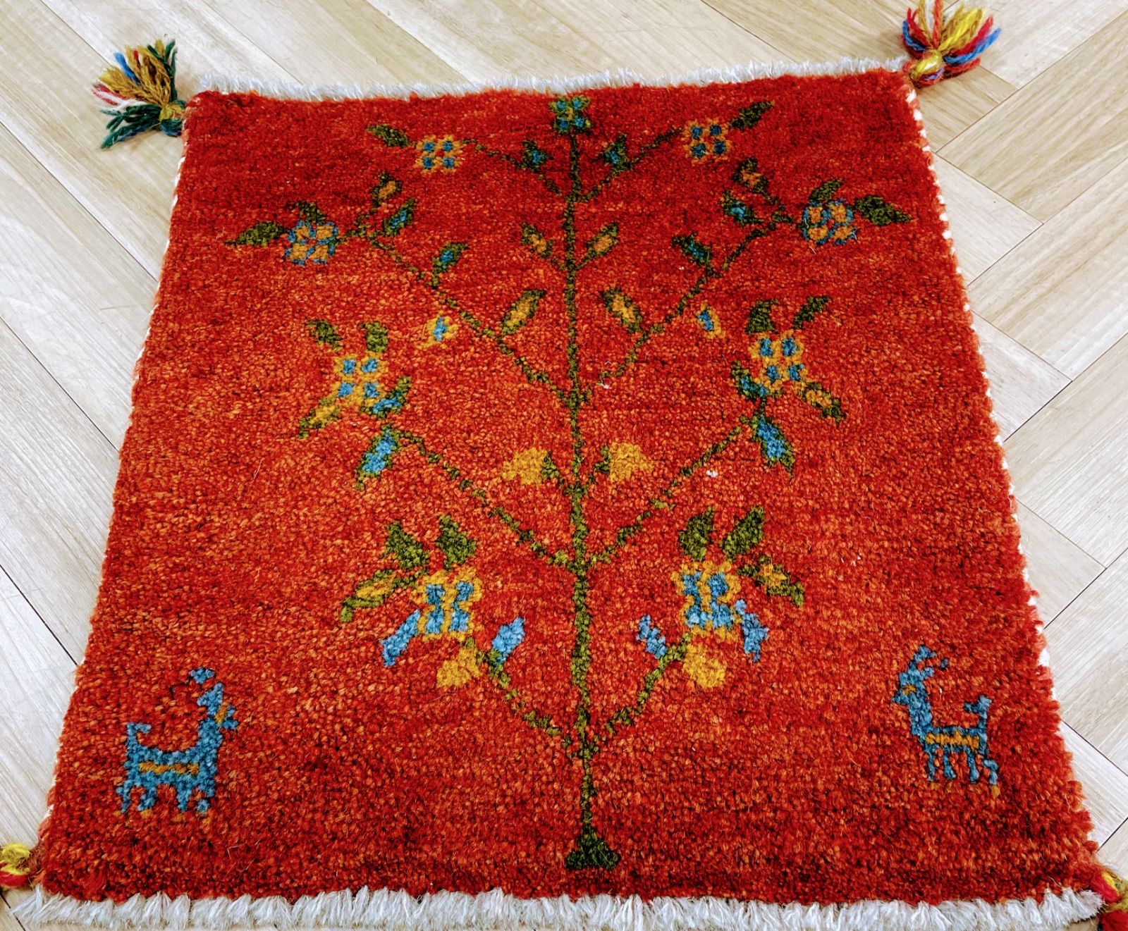 ペルシャ ギャッベ 座布団 大きめ 本物 手織り イラン産 43×46cm