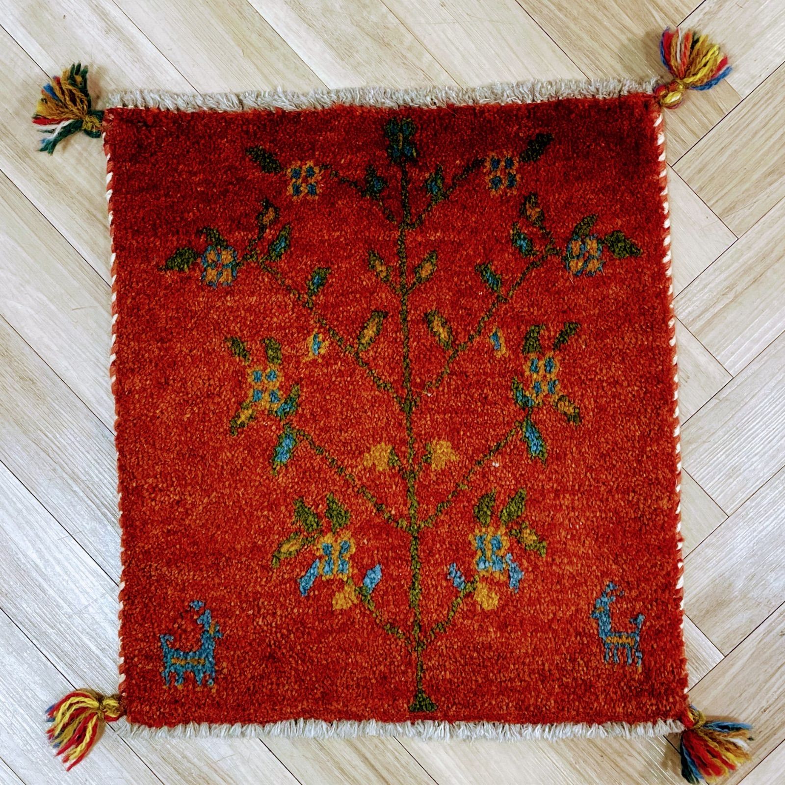 ペルシャ ギャッベ 座布団 大きめ 本物 手織り イラン産 43×46cm