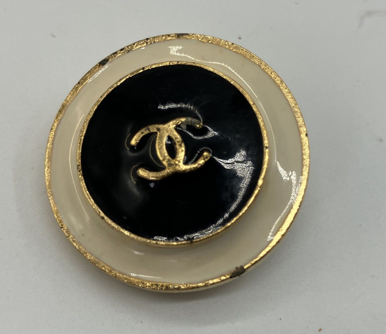 シャネル ココマーク 96A イヤリング 片耳のみ ブラック アイボリー ゴールド 直径2.7cm ヴィンテージ CHANEL シャネル ココマーク 96A イヤリング 片耳のみ ブラック アイボリー