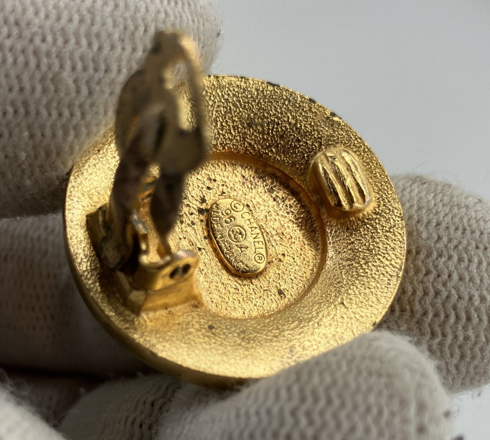 シャネル ココマーク 96A イヤリング 片耳のみ ブラック アイボリー ゴールド 直径2.7cm ヴィンテージ CHANEL シャネル ココマーク 96A イヤリング 片耳のみ ブラック アイボリー
