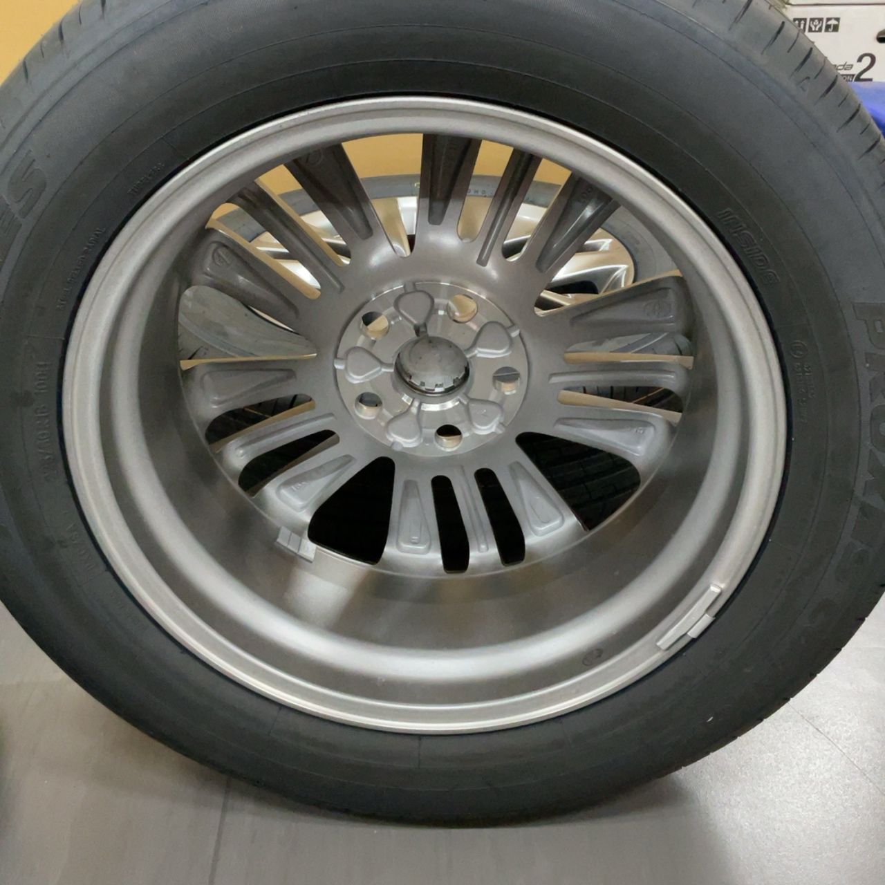 アルファードに履いていました。225-50-18トヨタ純正ホイール タイヤ アルファードに履いていました。225-50-18トヨタ純正ホイール タイヤ