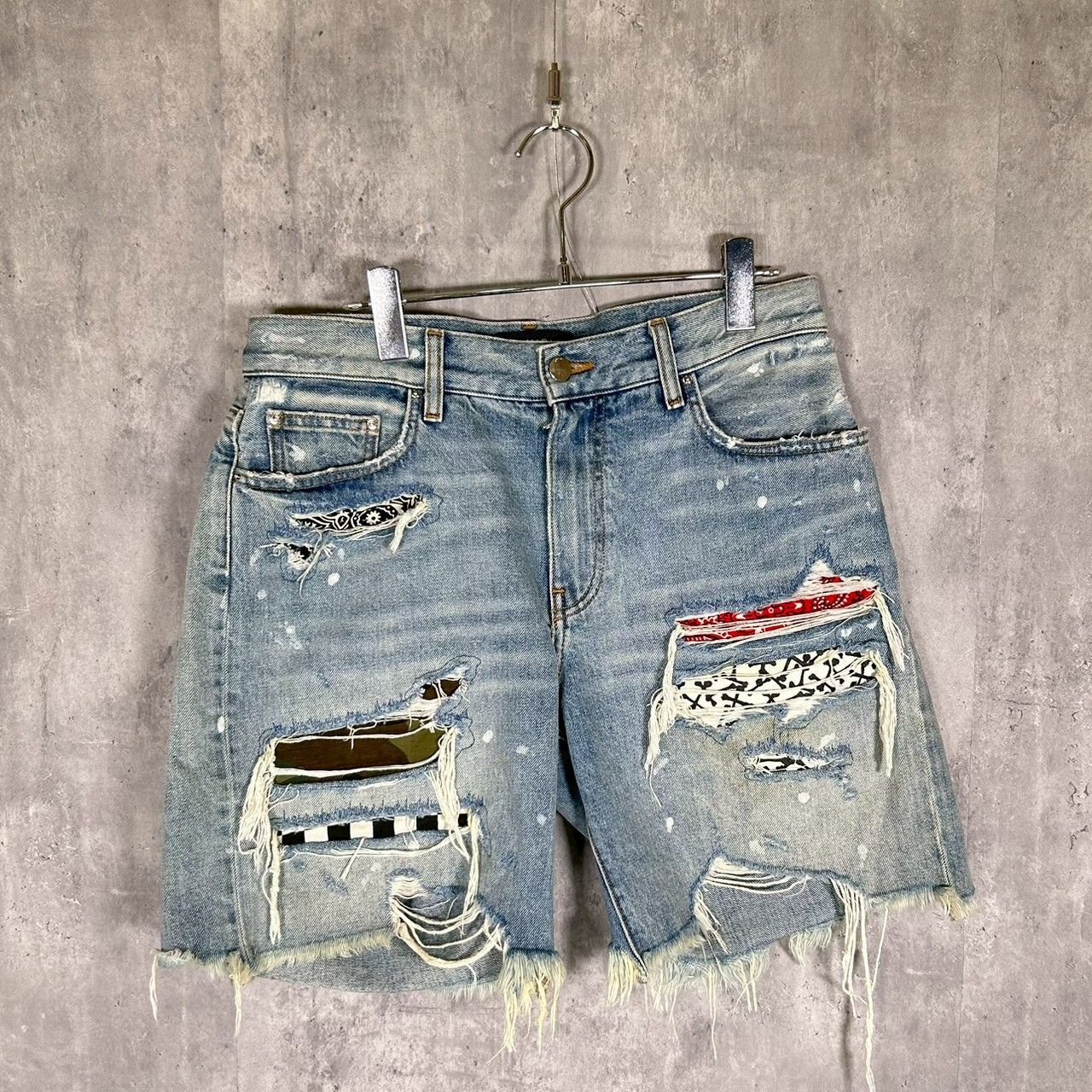 AMIRI デニム ショートパンツ ワッペン付き　30 AMIRI』アミリ (30) アートパッチ デニムショートパンツ ハーフパンツ