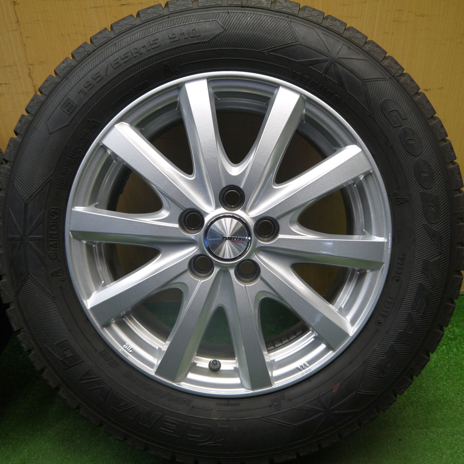 バリ溝！キレイ！8.5分☆プリウス 等 195/65R15 スタッドレス 