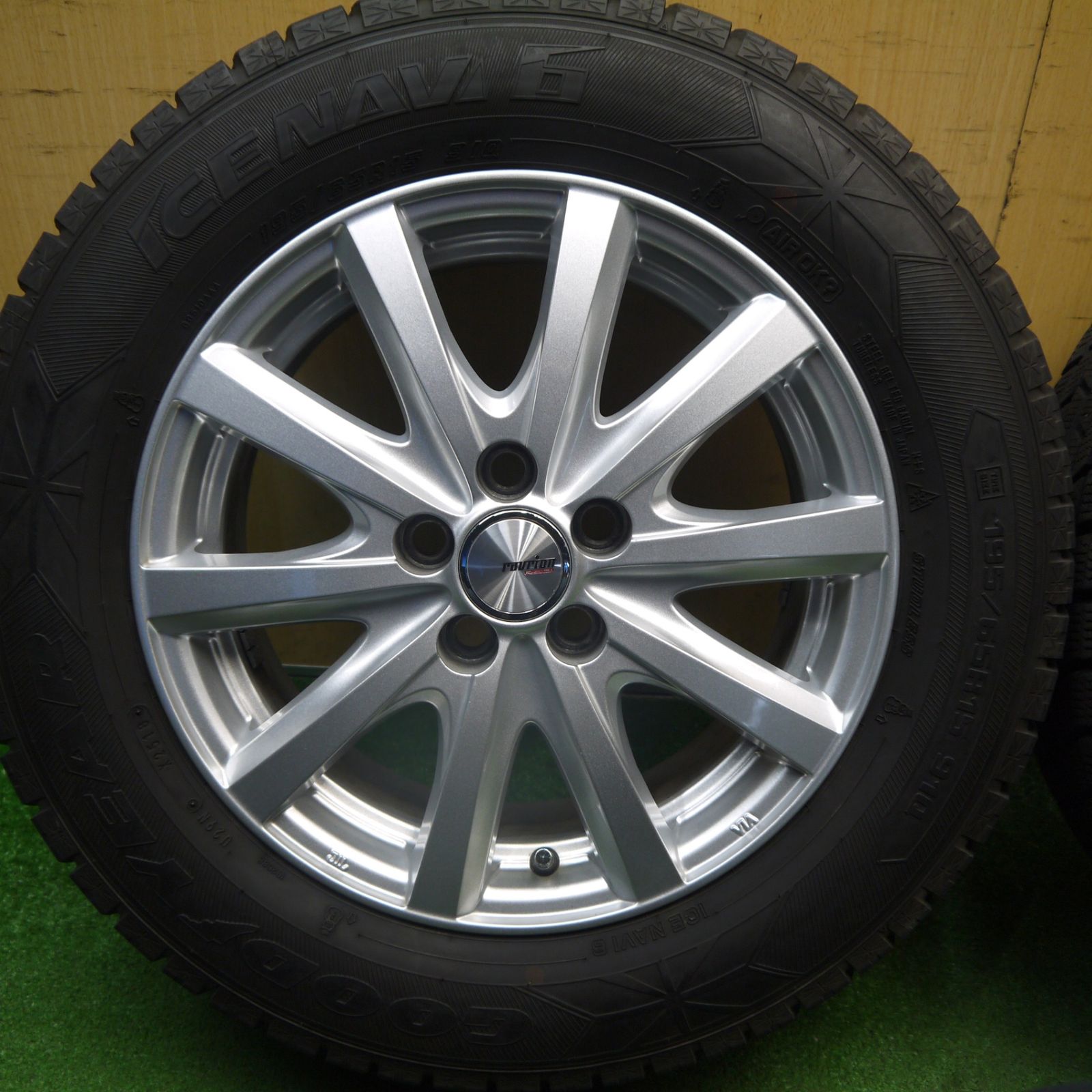 バリ溝！キレイ！8.5分☆プリウス 等 195/65R15 スタッドレス 