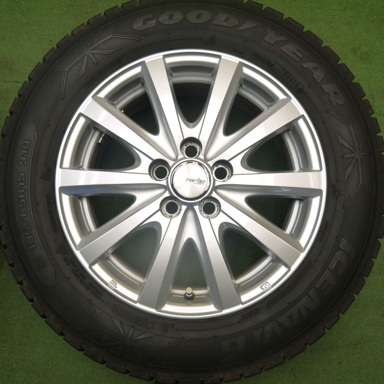 バリ溝！キレイ！8.5分☆プリウス 等 195/65R15 スタッドレス 