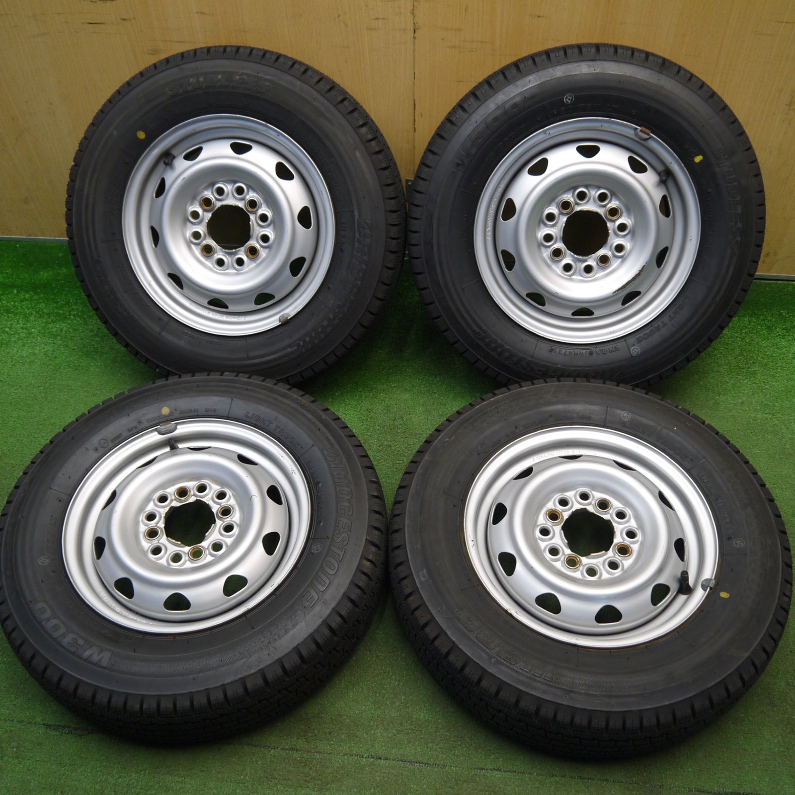 ほぼ未使用！25年☆スタッドレス 145/80R12 80/78N ブリヂストン W300 
